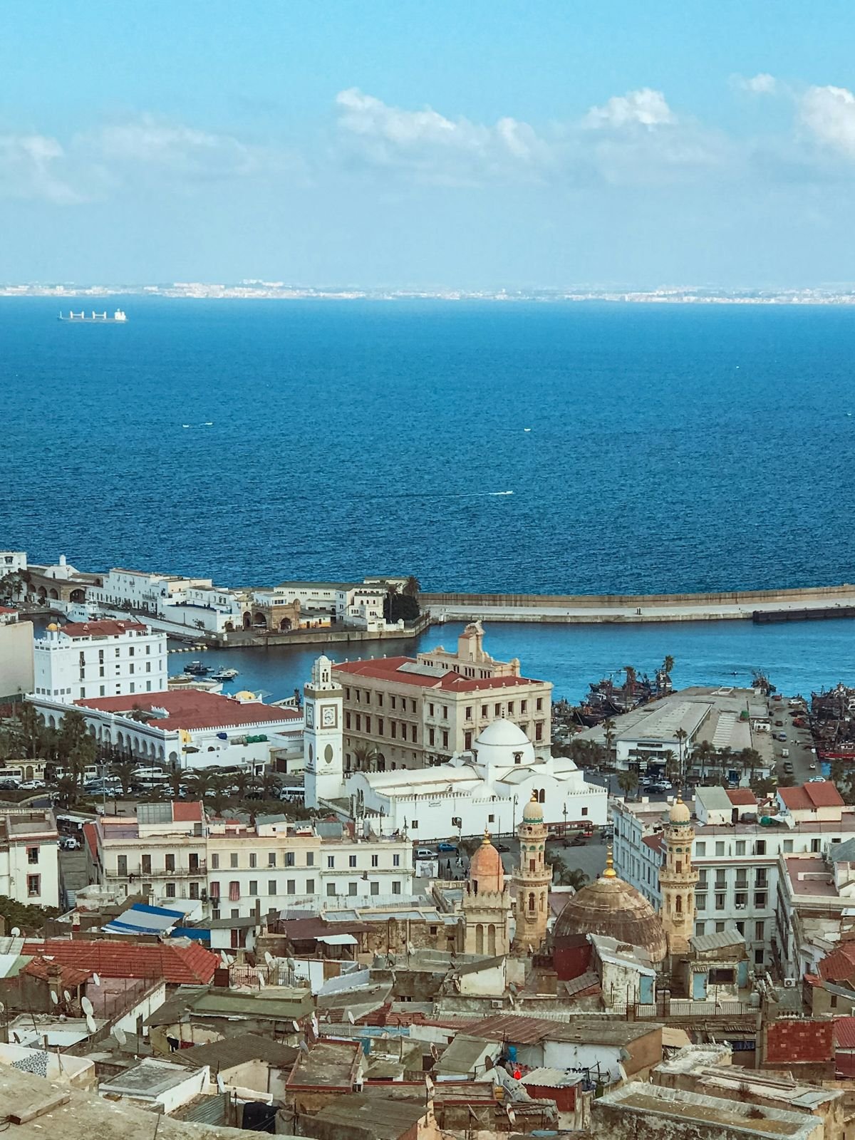 The bay of Algiers seen from the city
